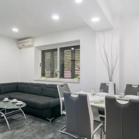Family Friendly House With A Swimming Pool - 25197 Tatil Evi